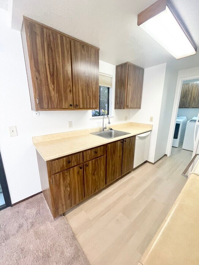 Building Photo - Charming 2 bedroom 2 bathroom in Sacramento!
