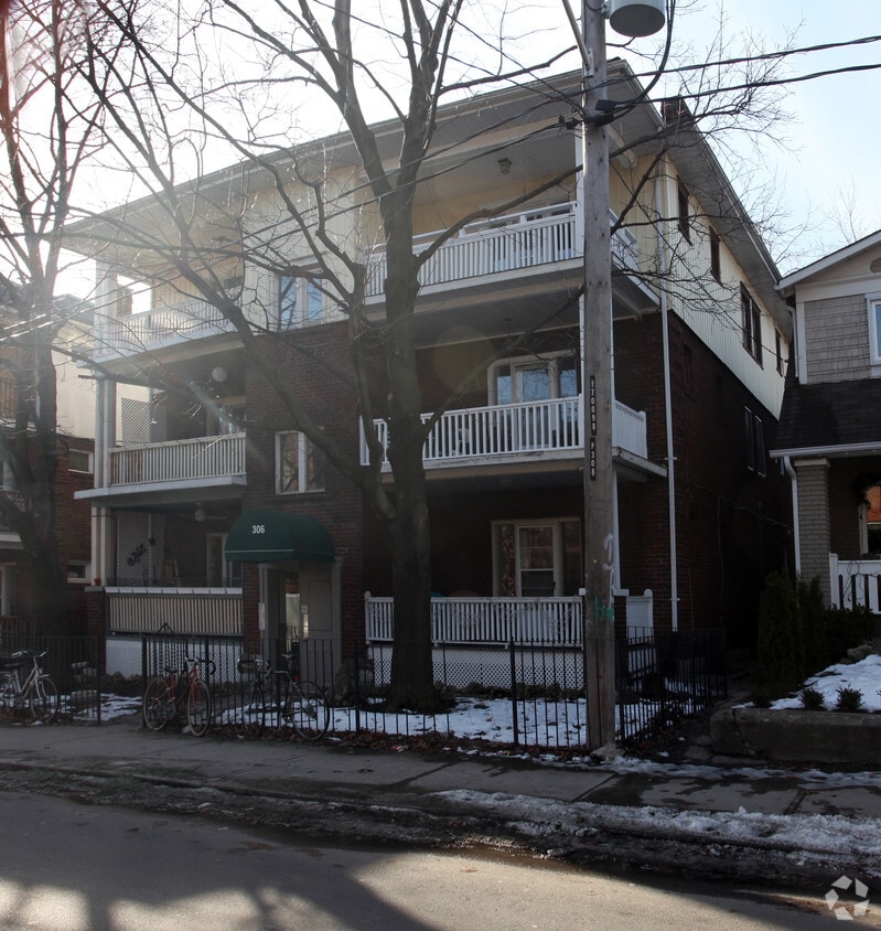 Building Photo - 306 Sumach St