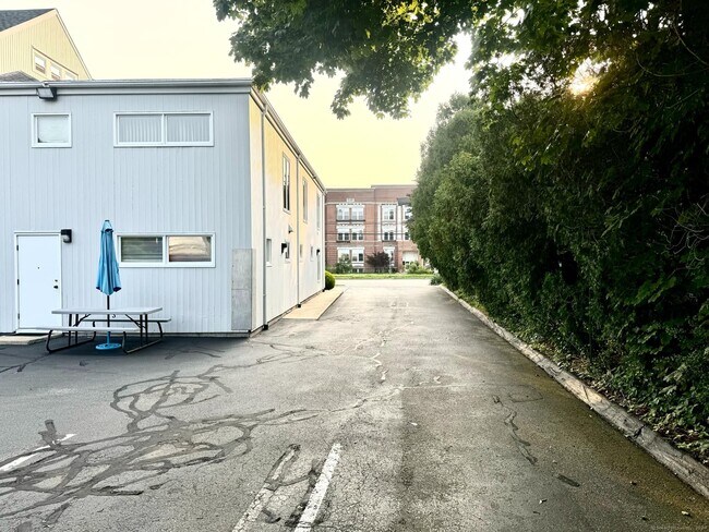 Building Photo - 425 Montauk Ave