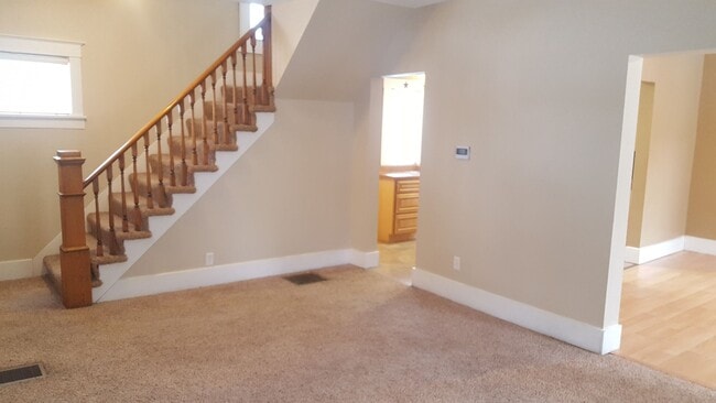 Building Photo - Great home, lots of space, fully updated, ...