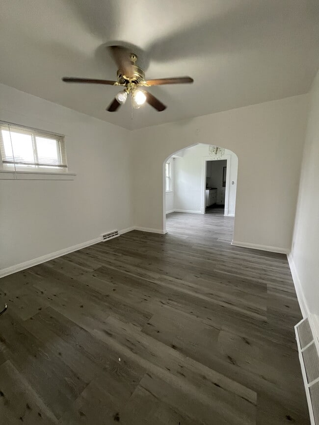 Building Photo - 632 Marmion Ave