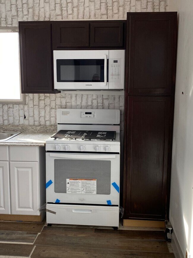 Foto del edificio - Spacious 4-Bedroom Rental with Basement an...