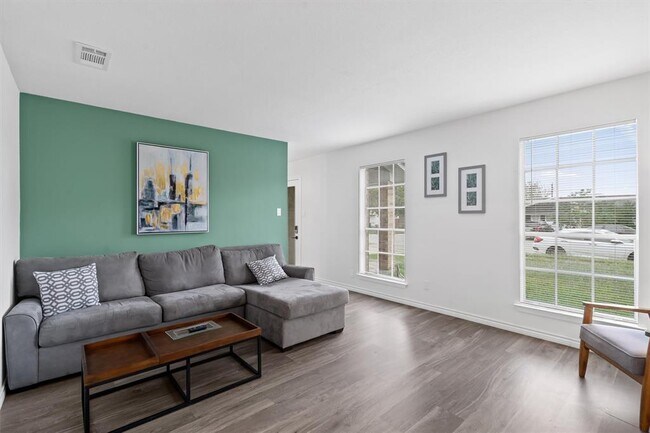 Foto del edificio - 405 E Logan St