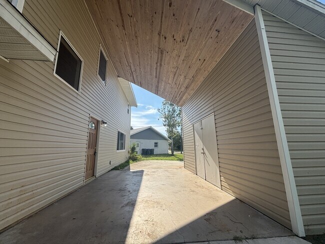 Building Photo - 3949 Lothair Ave