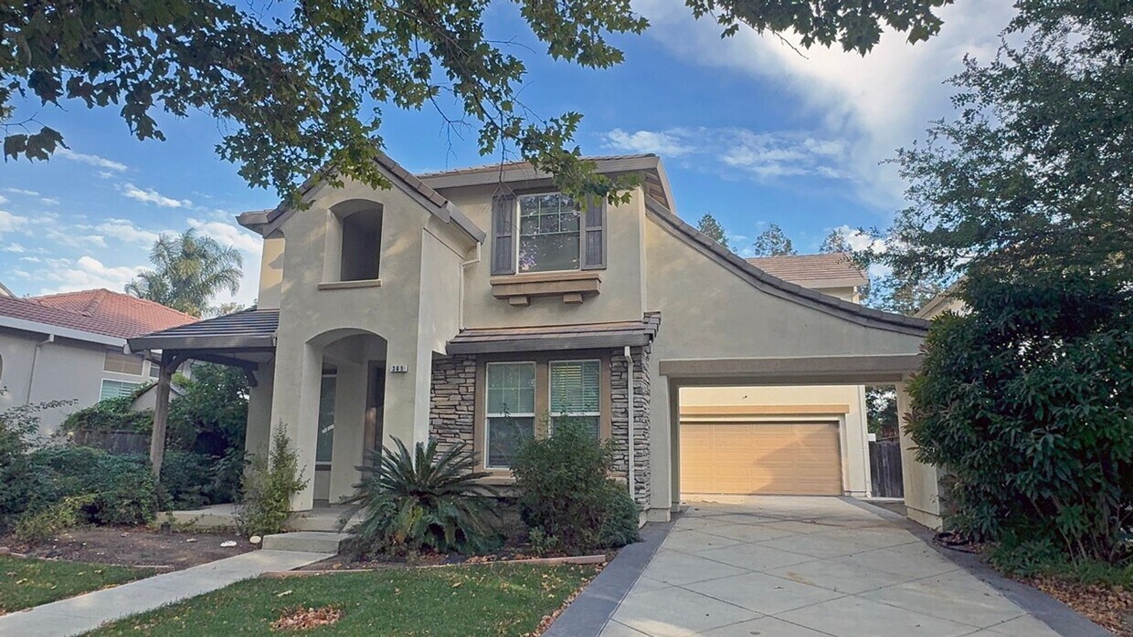 Foto principal - Beautiful 4 Bedroom, 2.5 Bathroom Home!