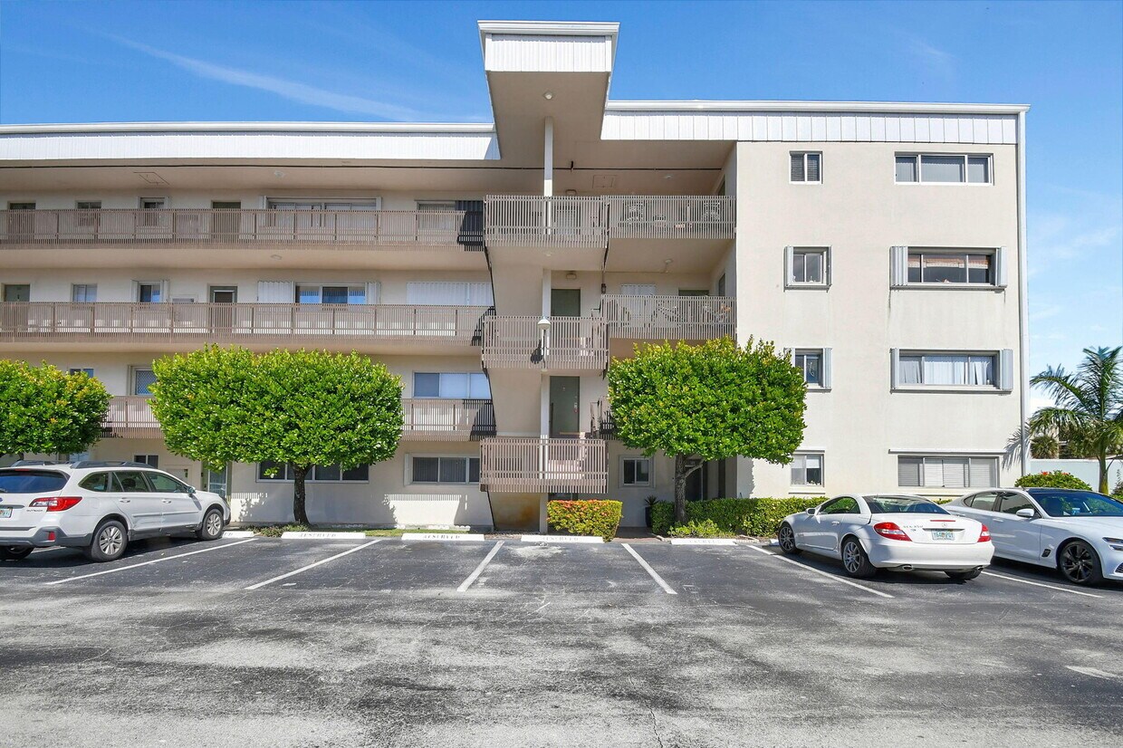Foto principal - 300 Waterway Dr S