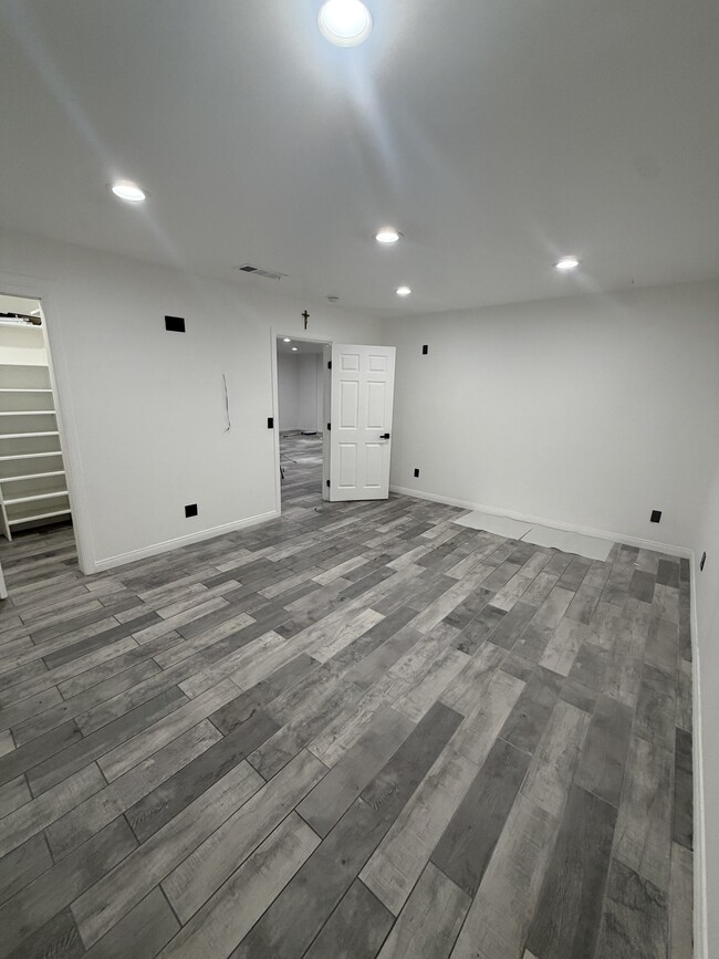 Building Photo - 2207 S Burnside Ave