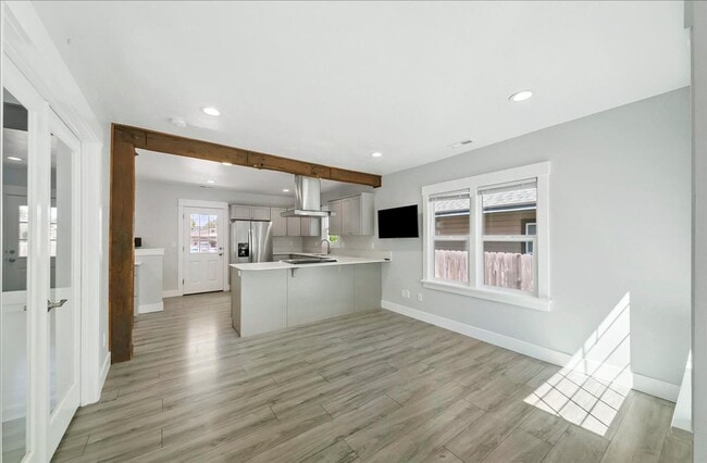 Building Photo - Bright, Spacious Home in Prime Southeast B...