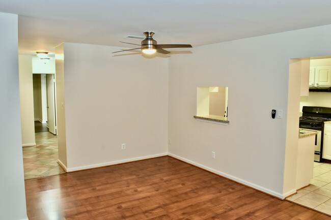 Dining Area Passthrough - 5815 Cove Landing Rd