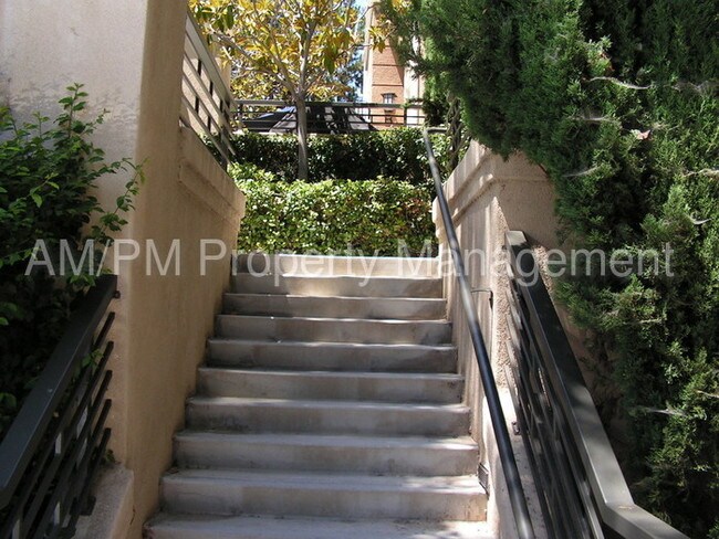 Building Photo - 2 Bed, 2.5 Bath Condo - 3409 S. Main St. #I