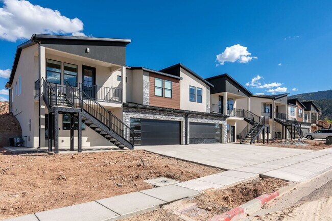 Foto del edificio - Female Only - Private room with private bathroom in a brand new townhome at Lavista Hillside Char...