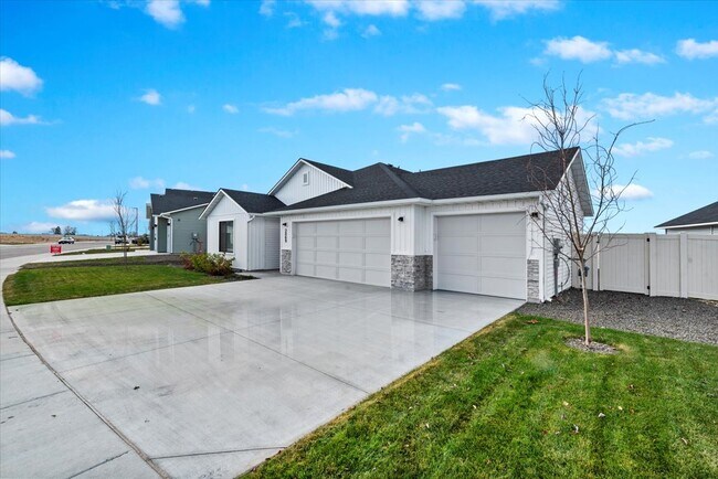 Building Photo - 2869 N Arroyo Vis Wy