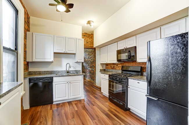Building Photo - 2 Bedroom Italian Village Town-home