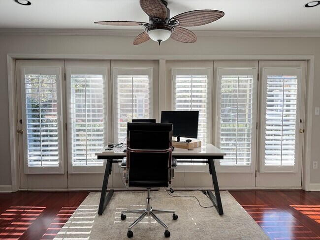 Él - 3201 Lenox Rd NE