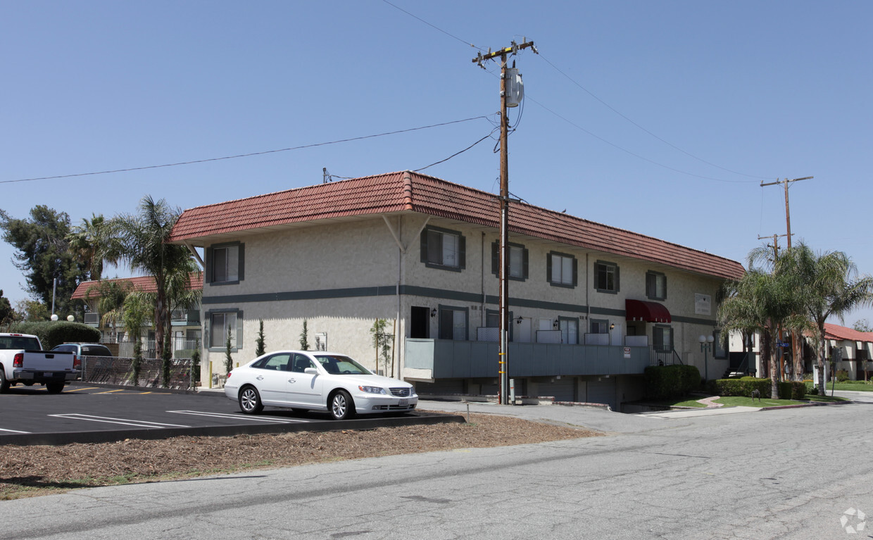 Building Photo - Fairway Townhomes