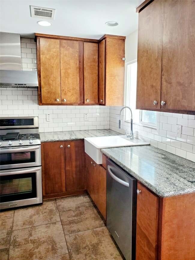 Building Photo - 7953 Ridgeview Dr