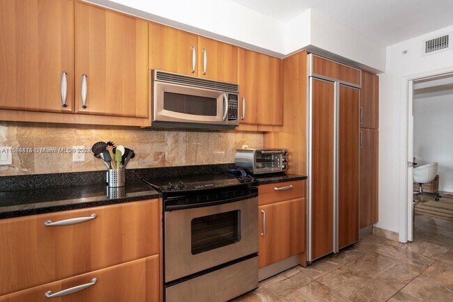 Building Photo - 16500 Collins Ave