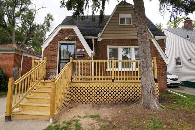 Building Photo - This beautifully updated 3-bedroom, 1-bath single-family home is ready for move-in!