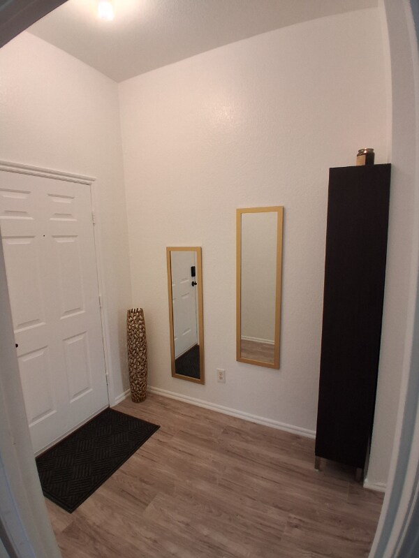 Foto del edificio - 2 Cloverdale and Wheatland