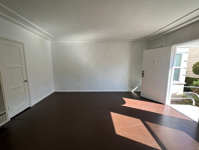 Building Photo - 2604 Santa Monica Blvd