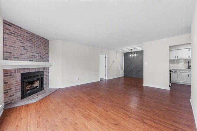 Building Photo - BEAUTIFULLY UPDATED!