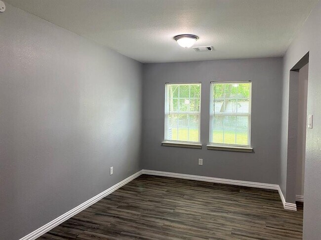 Building Photo - 3890 W Lynwood Dr