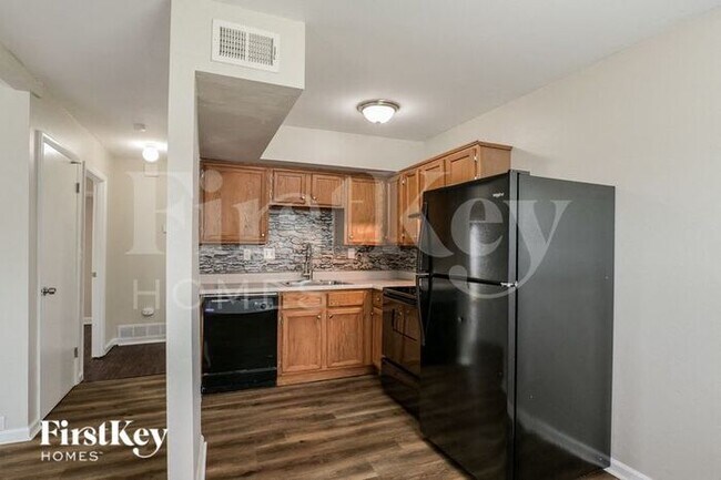 Foto del edificio - 455 Down Hill Dr