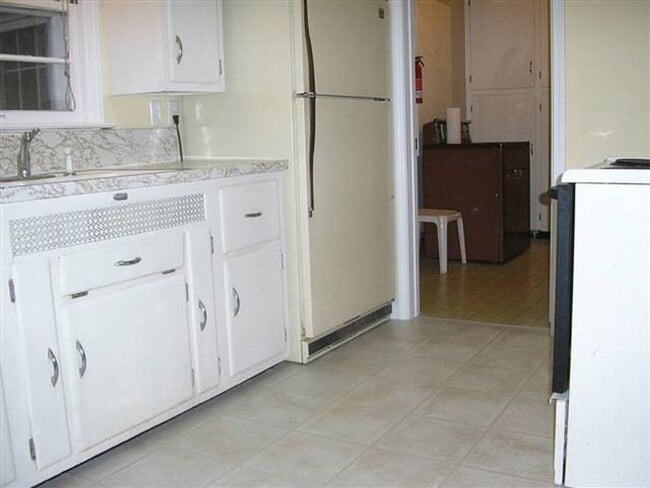 Building Photo - 1 bed 1 bath, 844 square foot home located...