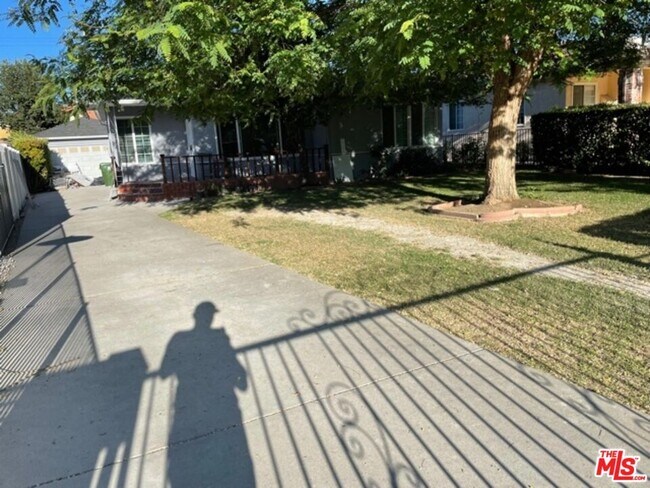 Foto del edificio - 5346 Rhea Ave