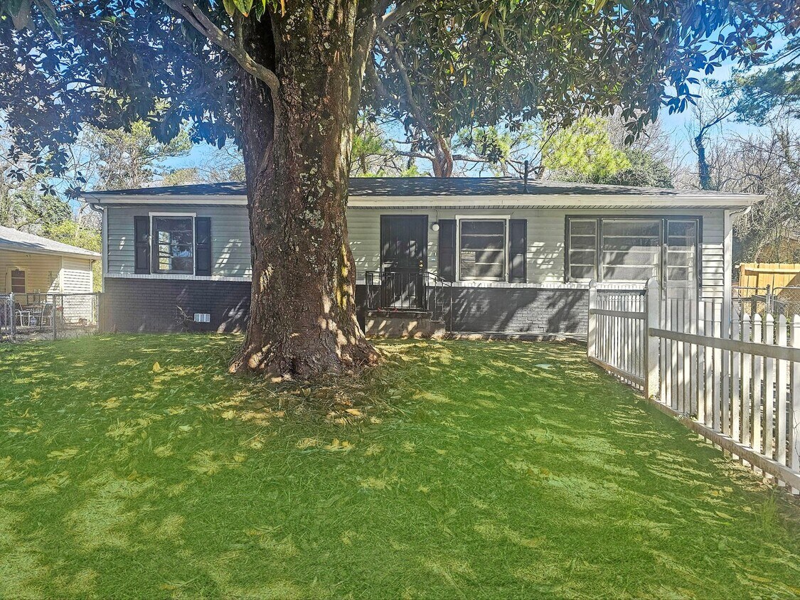 Foto principal - 4/2 Ranch with Fenced Yard - Housing Vouch...