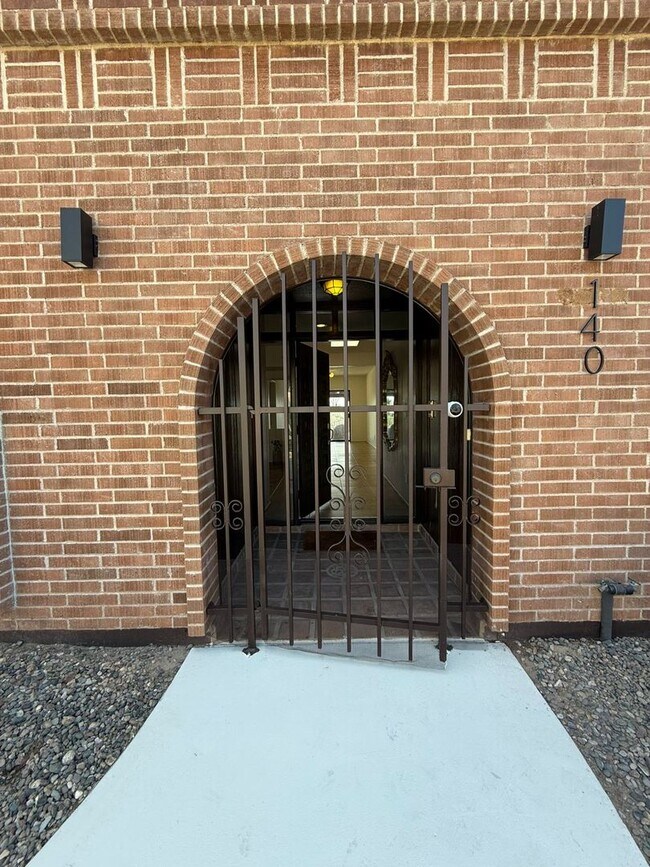 Foto del edificio - 1402 E Big Rock Rd