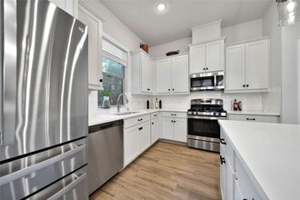 Building Photo - 104 Red Cascade Trl
