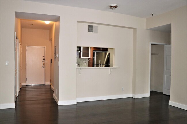 Foto del edificio - 227 Christopher Columbus Dr