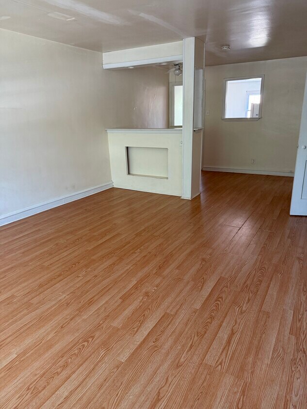 Living Room - 1338 E Mount Pleasant Ave