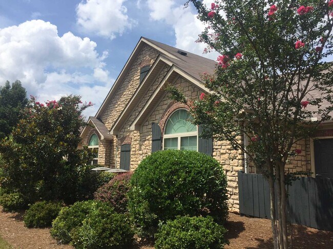 Building Photo - 311 Gladstone Dr