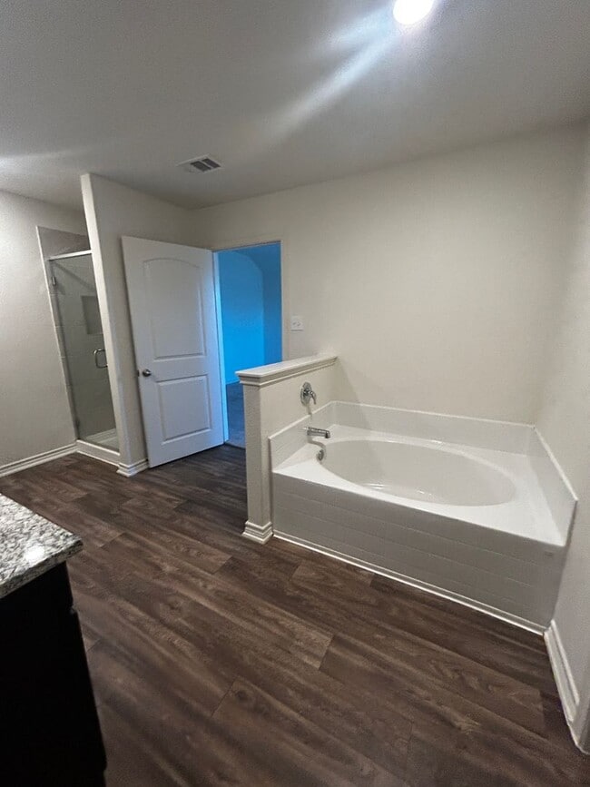 Foto del edificio - 4BR SFR w/ 2,198 Sq Ft near Downtown Elgin