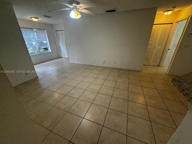 Foto del edificio - 3370 Pinewalk Dr N