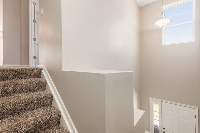 Building Photo - 560 Redwood Ln