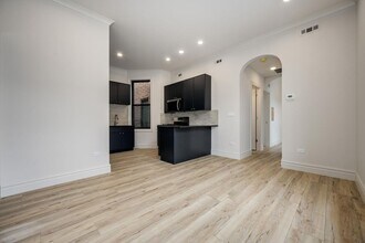 Building Photo - 1710 W Belmont Ave