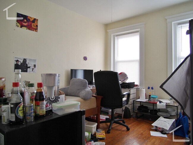 Foto del edificio - No Brokers Fee, Heat, Hot Water Included, Laundry on a Site, Parking for Rent