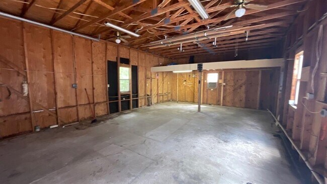 Building Photo - 241 Southwood Shores Dr