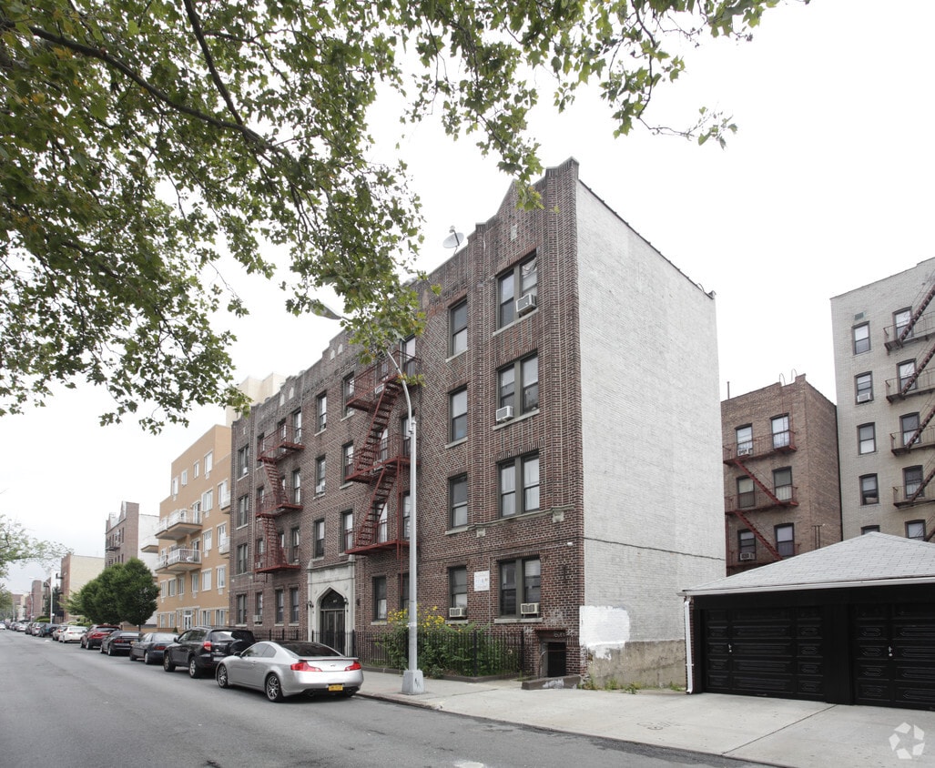 Building Photo - 1581 W 7th St