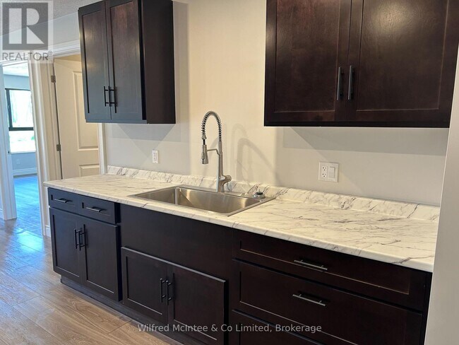 Photo du bâtiment - 380-380 1st Ave N