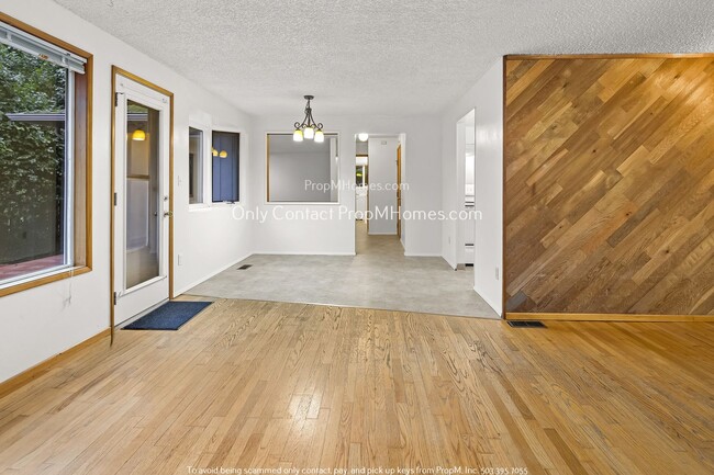 Building Photo - Ranch Style Home on Quiet Lake Grove Cul-d...