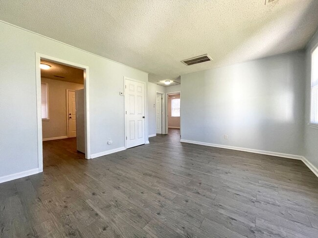 Foto del edificio - Welcome to Elm Street!