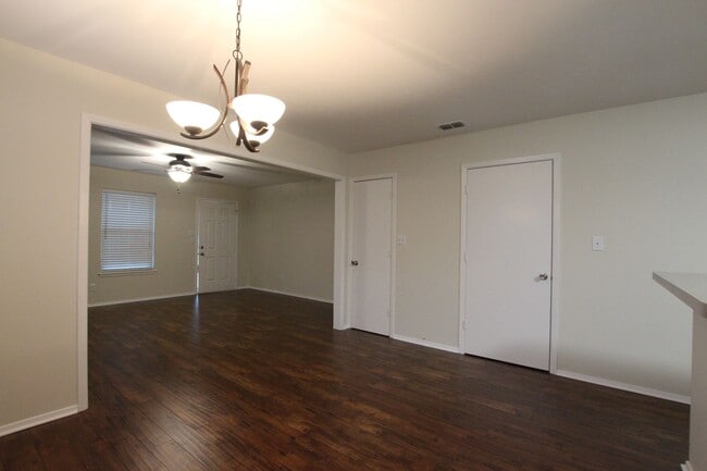 Building Photo - 408 Redbud Cir