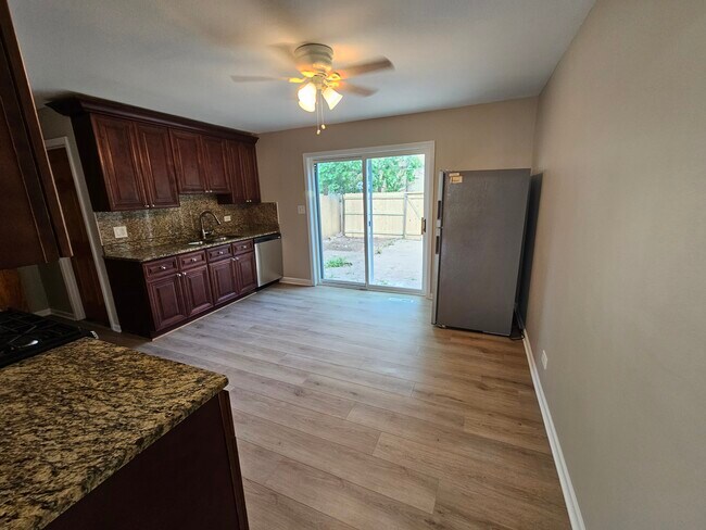 Building Photo - 832 Colonial Dr