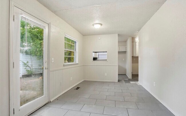 Building Photo - 4 Bedroom House