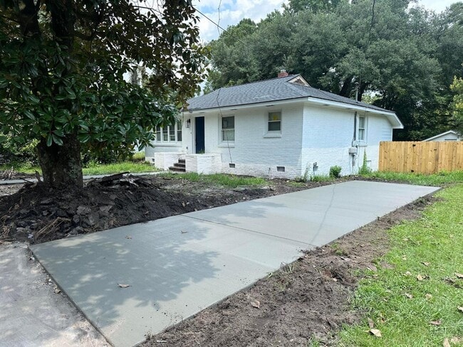 Building Photo - 5464 Crown Ave