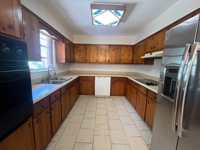 Foto del edificio - Charming 4-Bedroom Brick Home on Spacious ...